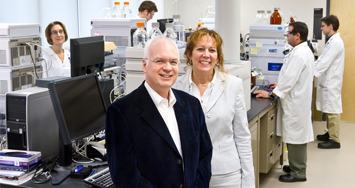 Michel Bouvier, CEO of IRICoR, and Anne Marinier, Associate Researcher at IRIC, with some of the members of IRIC’s Medicinal Chemistry core facility who will be responsible for identifying drug candidates for the two projects.