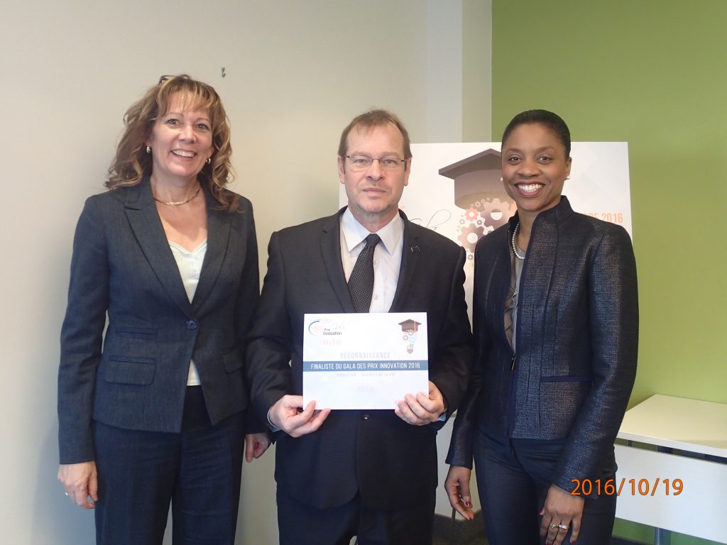 De gauche à droite : Mme Anne Marinier, Chercheure principale et directrice de la chimie médicinale de l'IRIC de l'Université de Montréal, M. Pascal Monette, Président-directeur général de l'ADRIQ et Mme Nadine Beauger, Directrice générale d'IRICoR